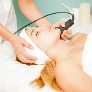 vista-de-perfil-de-una-joven-morena-en-una-sesion-de-terapia-facial-en-un-spa-de-salud-y-belleza